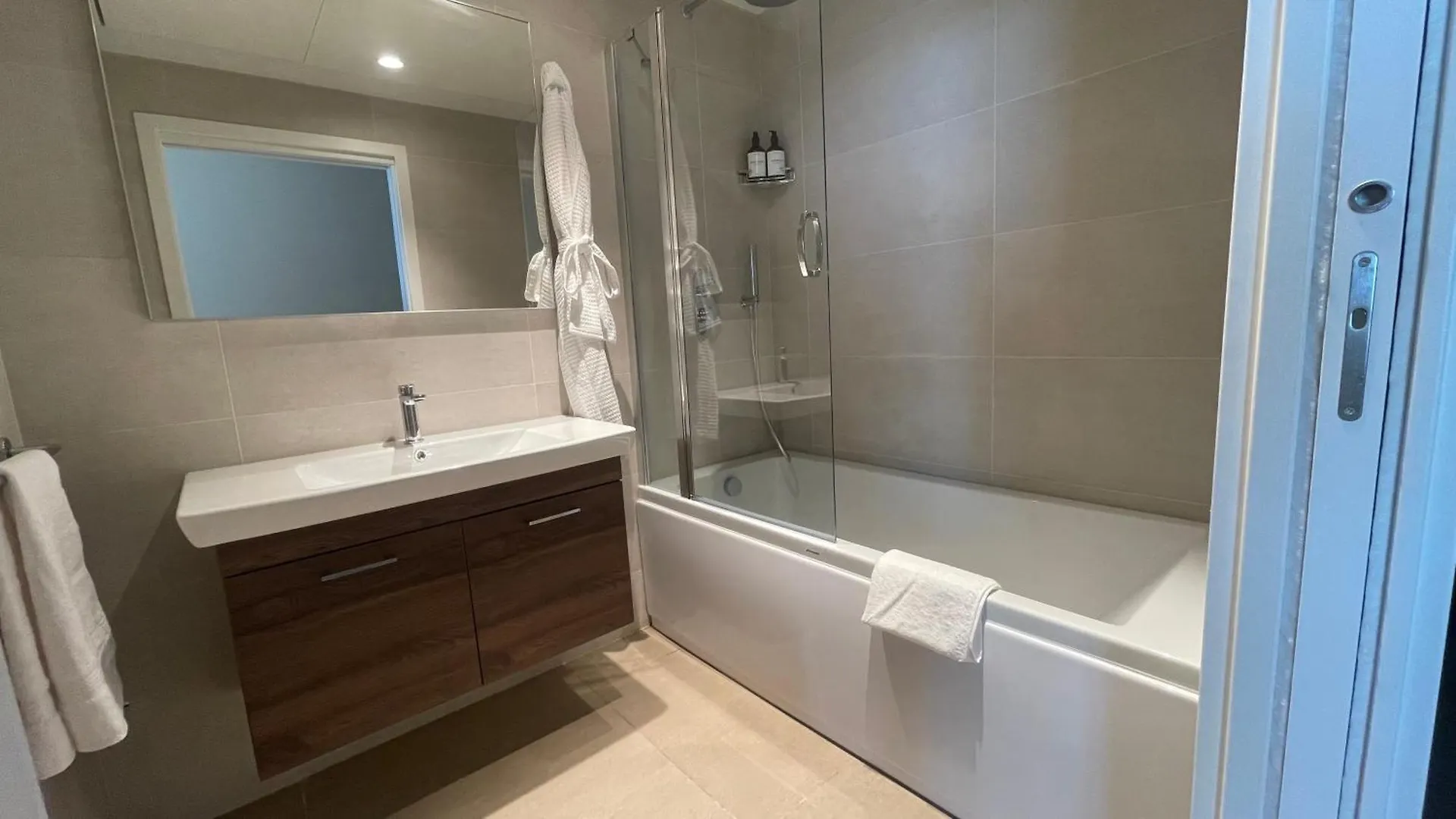 Mercury Tower Suites Saint Julian's Apartment