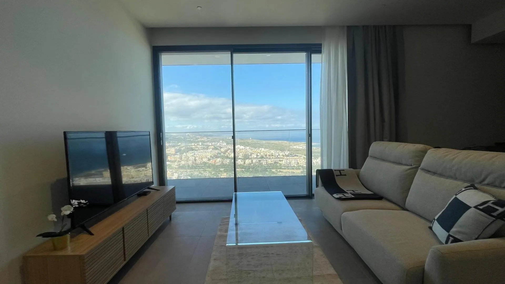 Mercury Tower Suites Saint Julian's Apartment