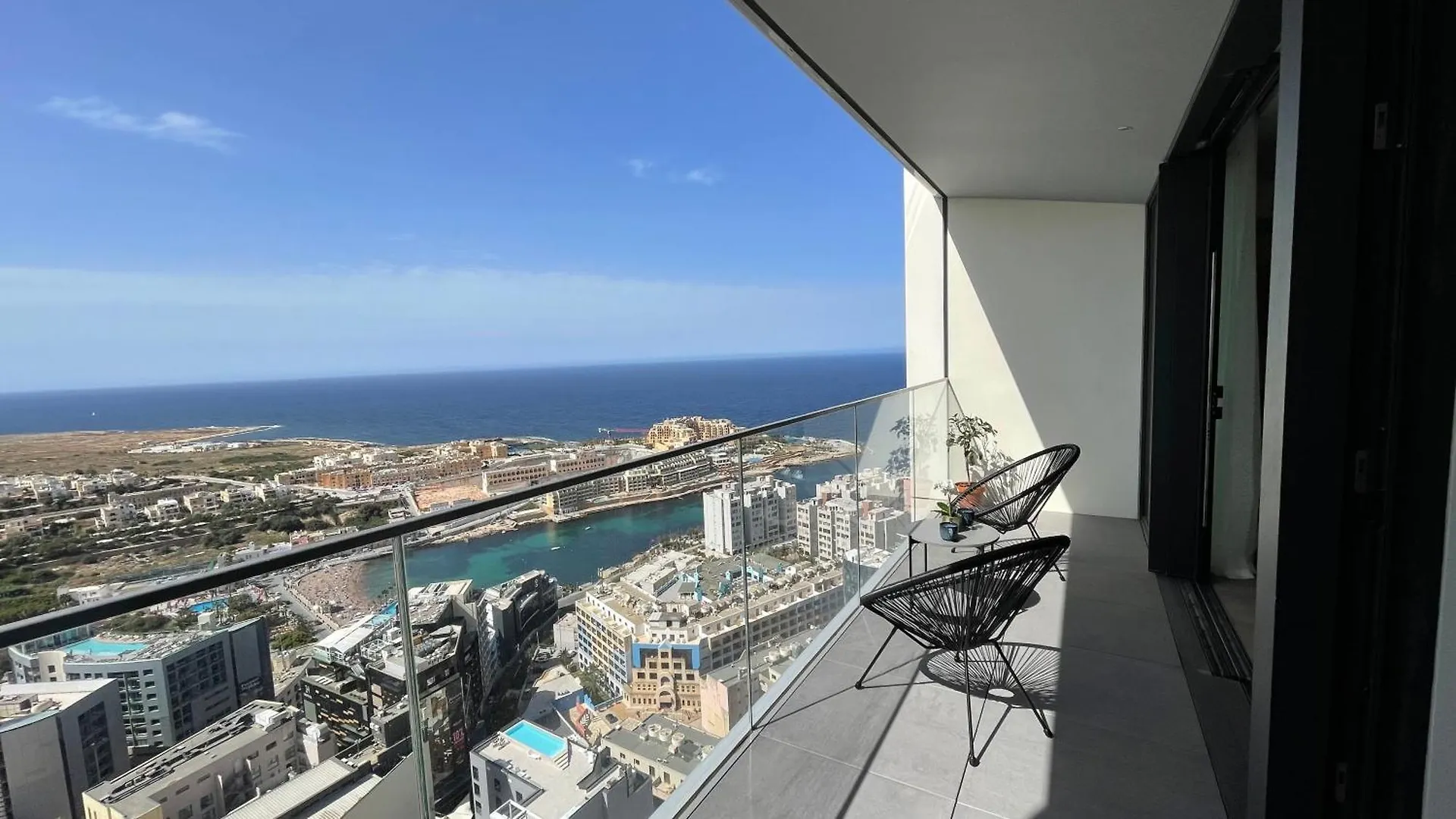 Mercury Tower Suites Saint Julian's Apartment